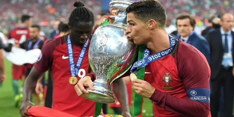 Vinh quang của Cristiano trong màu áo bã trầu