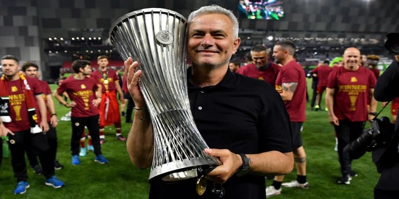 José Mourinho là người đầu tiên giành cả 3 danh hiệu lớn của châu Âu